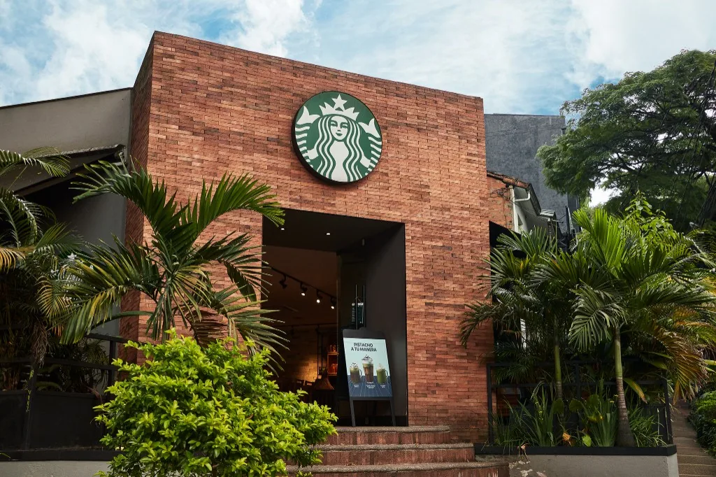 Fachada Starbucks con enchape Romano Clay House