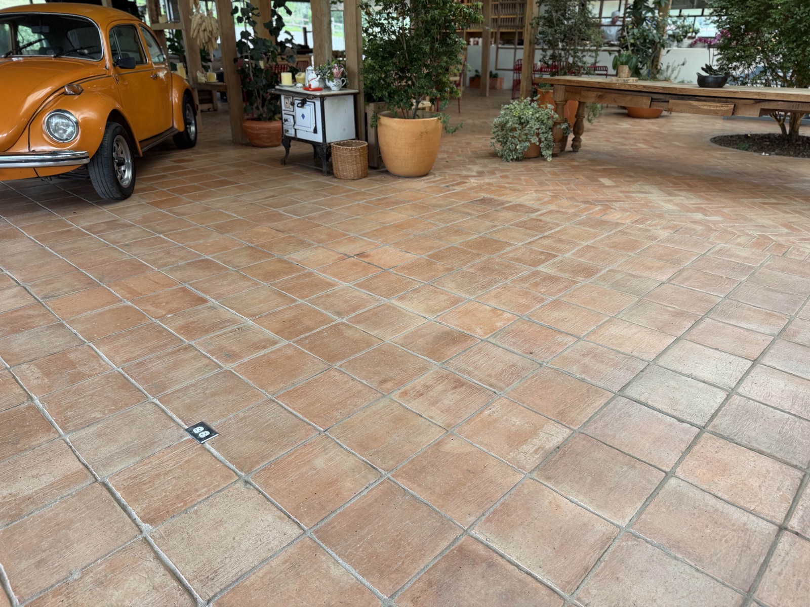 Restaurante Volver con piso de barro 30×30 Clay House.