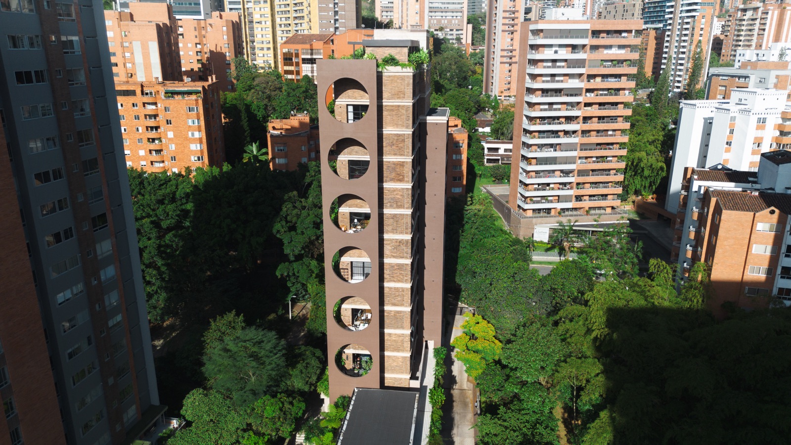 Edificio El Federal en El Poblado con fachada en Ladrillo Romano.