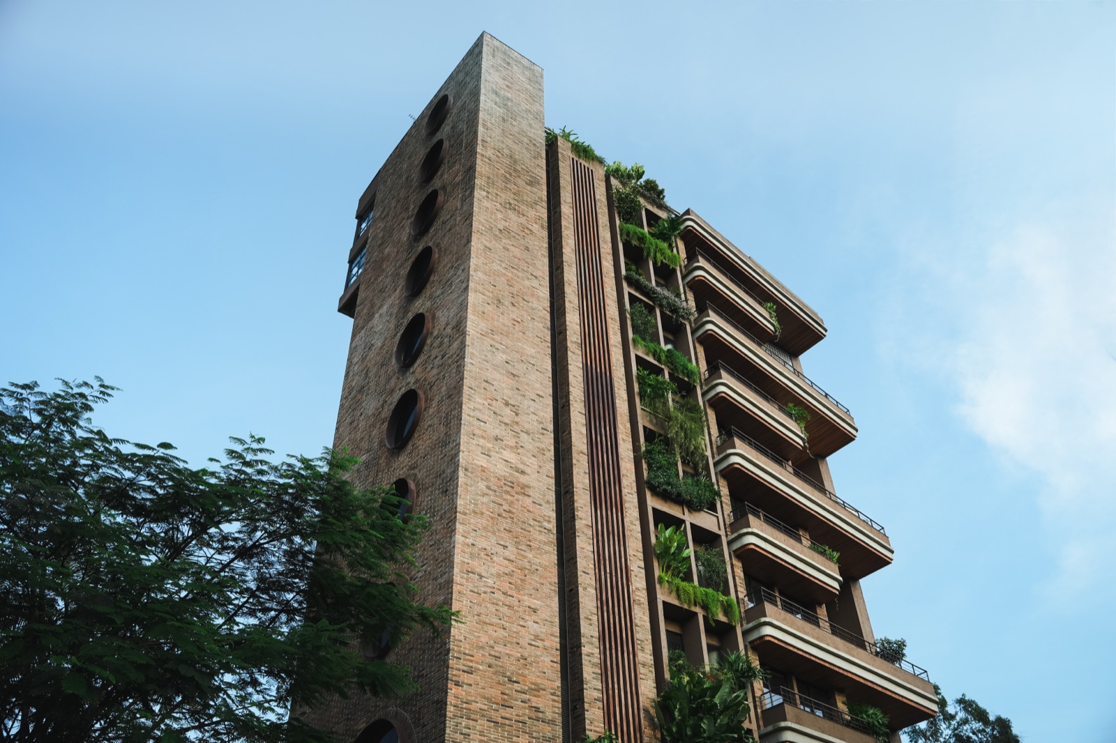 Edificio El Solar en Medellín con fachada en Ladrillo Romano.