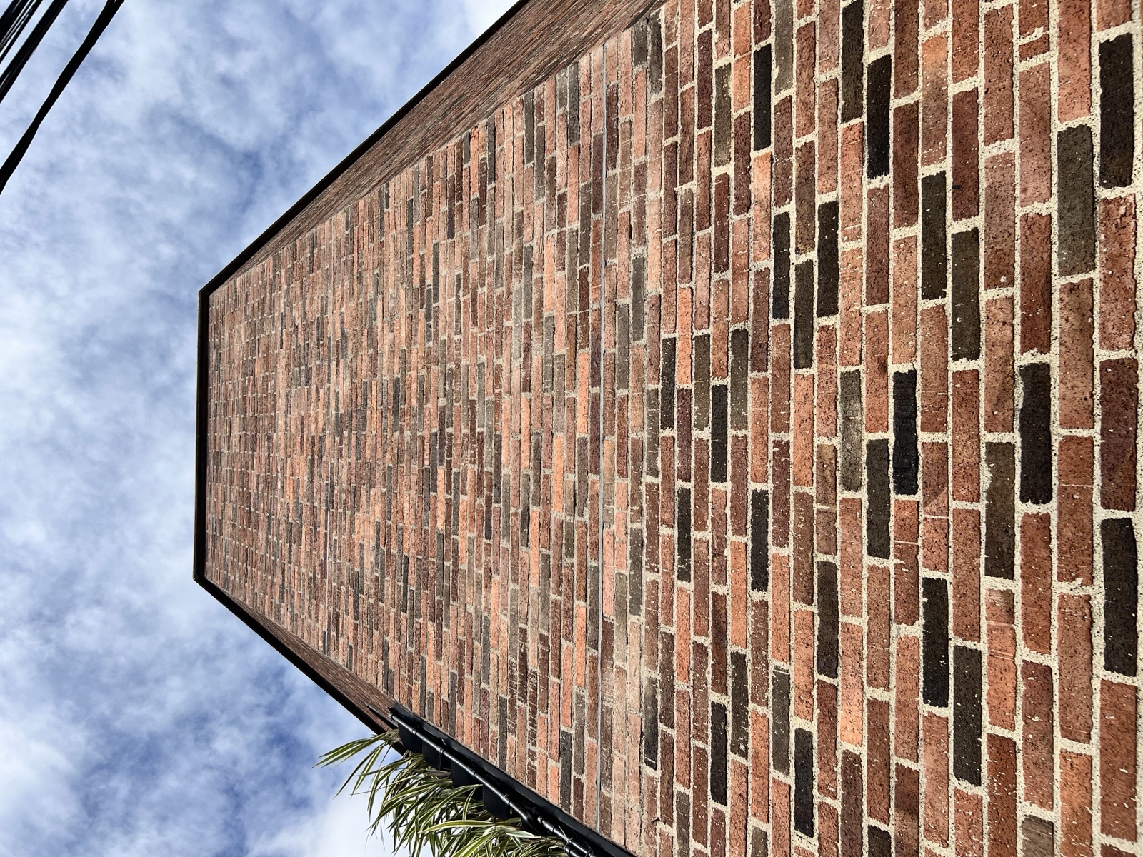 Plaza de Mercado de Envigado terminada con fachada extensa en Ladrillo Romano.